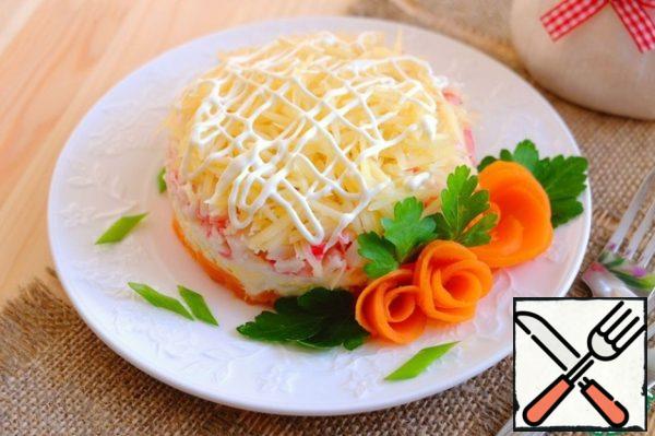 Salad sprinkle with grated cheese, make a light mayonnaise mesh. Of the remaining pieces of boiled carrots can be made roses, decorate the salad with parsley branches, sprinkle with green onions.