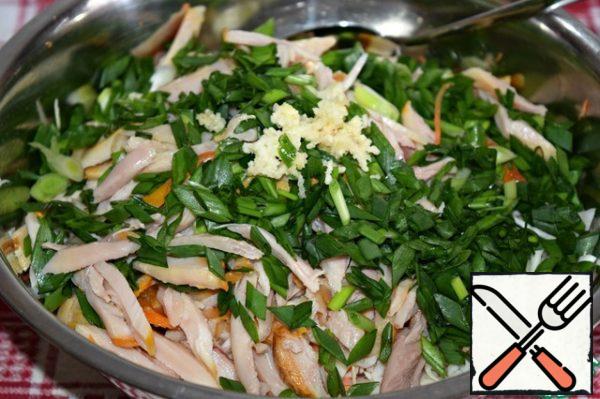 Put all the ingredients in a large bowl.
Add the garlic passed through the press, season with mayonnaise. Season with salt and pepper.
To interfere. That's it, the salad is ready!