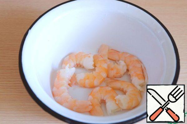 Unfreeze the shrimp, remove the shell, tail, stomach and intestines. Wash shrimps.