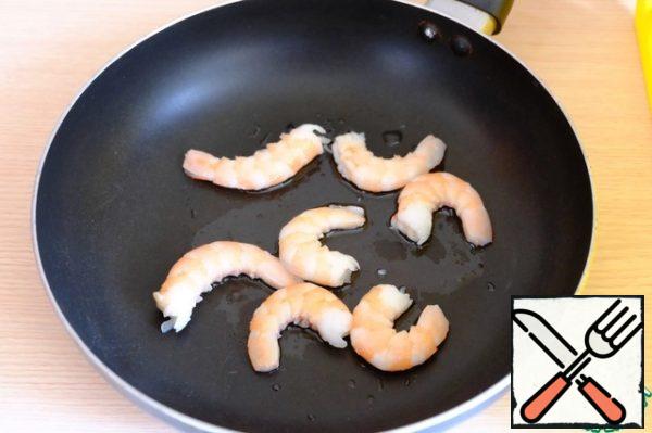 Add 1 tablespoon of vegetable oil to the pan, add shrimp. Fry the shrimp over medium heat for 6-8 minutes.