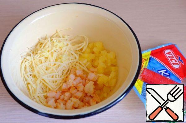 Cheese to rub on a small grater Korean. In a bowl, add the diced shrimp, pineapple, cheese straws. Garlic 1 tooth. garlic skip through the garlic press, add to the bowl to the components of the salad.