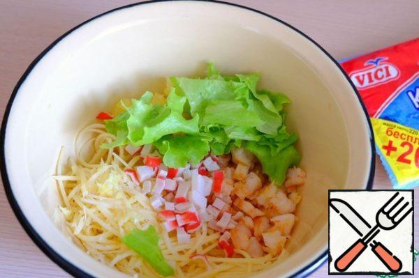 Lettuce break into small pieces, add to the bowl, add the diced crab sticks. Add salt to taste.