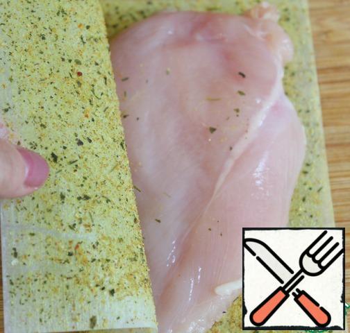 To get the sheet for tender chicken with garlic and herbs, uncover, put the fillet on one half and cover the second half of the sheet.
Press with hand.