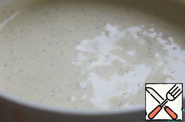 Chop mayonnaise, cream, Worcestershire sauce, garlic, salt and black pepper in a blender, squeeze the raisins from the water and transfer to a blender - prepare the sauce and adjust to taste.
