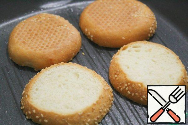 Cut the buns into two parts and fry in a greased olive oil pan-grill or dry in the oven.