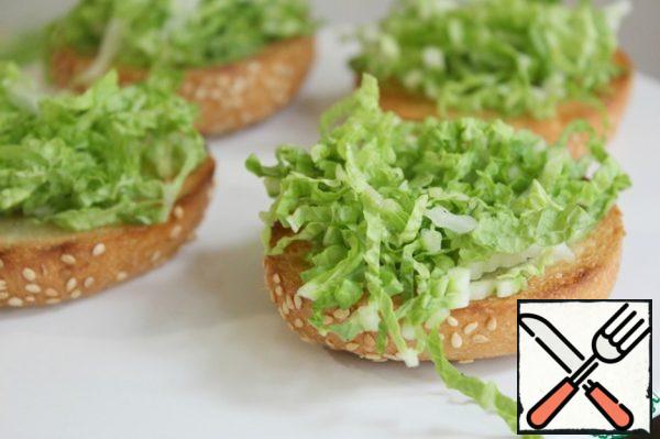 Put the cabbage on the bruschetta.
