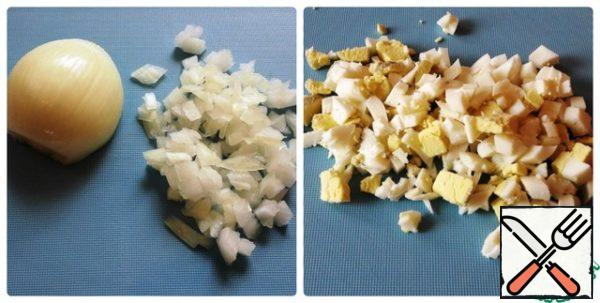 Cut onion and eggs into cubes.
