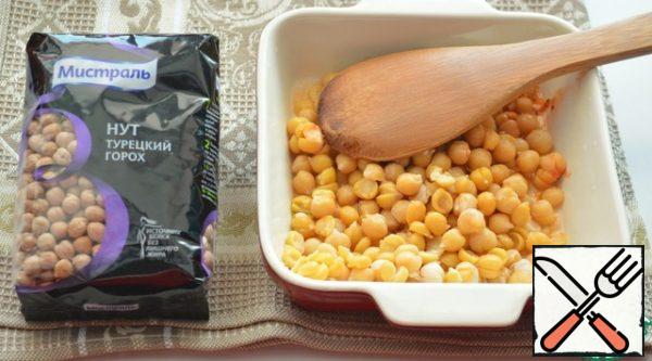 Soak the chickpeas in cold water overnight, then drain, pour in fresh water at a ratio of 1: 3 and cook until soft for about 1-1.5 hours. Decoction drain (it is still useful). Chickpeas, cover with cold water and rubbing with your hands peel off the husk, drain it with water.