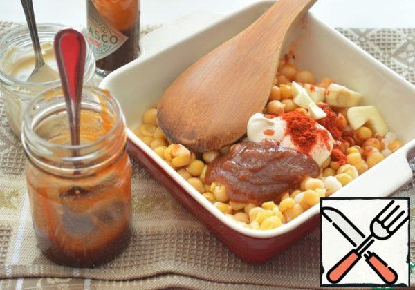 Add ready-made barbecue sauce to the chickpeas (I have homemade barbecue sauce), chopped garlic, olive oil, tahini paste, lemon juice, smoked paprika and a little tabasco.
