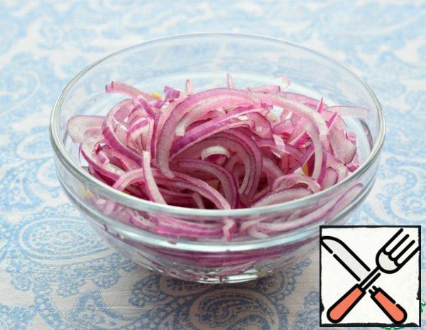 Onions cut into thin half-rings and marinate in lemon juice for 10-15 minutes, while we are engaged in the rest of the ingredients.