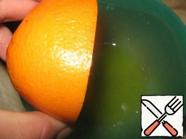 For the marinade, squeeze the juice from the orange halves.