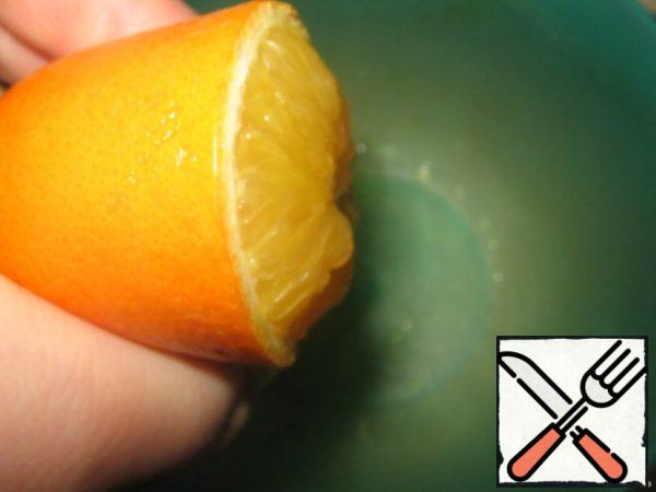 To refuel, squeeze the juice from the second half of the orange. Chop the pulp.
