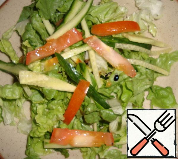 Lettuce leaves are well washed, dried, torn or sliced, spread on plates.
Slice the cucumber and tomato. Distribute on plates.
Greens to taste and a spoonful of soy sauce in each plate.