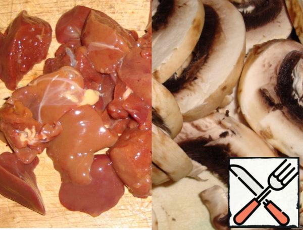 Chop the mushrooms. I took three large fresh mushrooms. Wash the liver, cut into small pieces.
