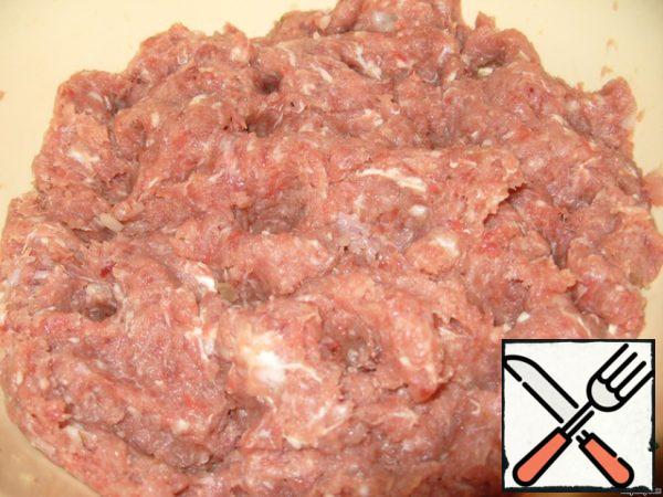 Meat, bacon, onion - chop everything in a food processor to a state of soft minced meat.
Add salt, pepper, and knead (I also added grated mustard seeds to taste and half a teaspoon of sesame oil).