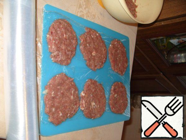 From this amount of mince I got 12 meatballs
And you can prepare for the future for unexpected guests - put on a Board and put in the freezer.