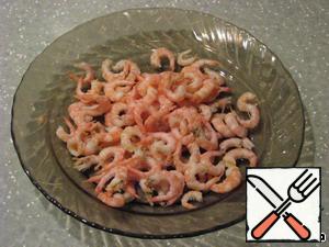In salted water, boil the shrimp and clean.
