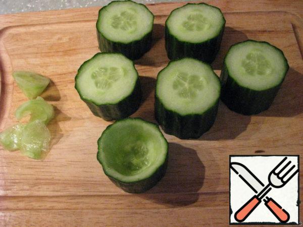 Cucumber cut into segments (I have 3 cm). Make cups, gently cleaning the pulp, so as not to damage the bottom.