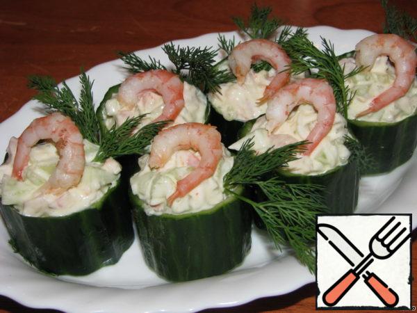 Shrimp are finely chopped, leaving a few pieces for decoration.
The cucumber pulp is also crushed.
Mix shrimps, cucumber, egg. Season with mayonnaise.
If desired, add salt and sprinkle with black pepper.
The resulting salad fill our cucumber cups and decorate with shrimp and herbs!!