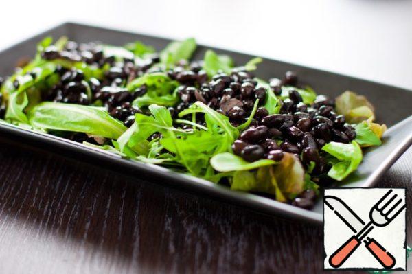 Put salad mix on the dish, sprinkle with half of beans, lightly salt and pepper.