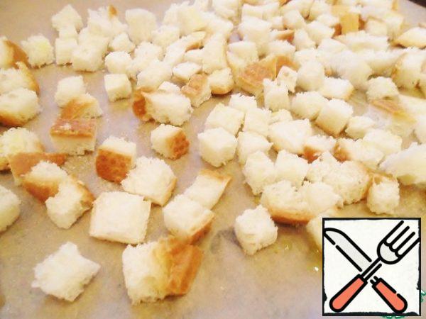 Now spread our bread cubes on a baking sheet, lightly sprinkle with your favorite oil (I took sesame). Remove on 190-200 degrees for 5-7 minutes - but keep an eye on them.