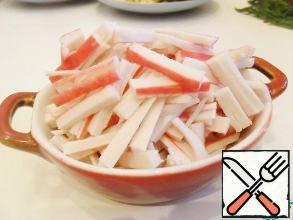 Now prepare all the ingredients.
Crab sticks should be cut into strips.