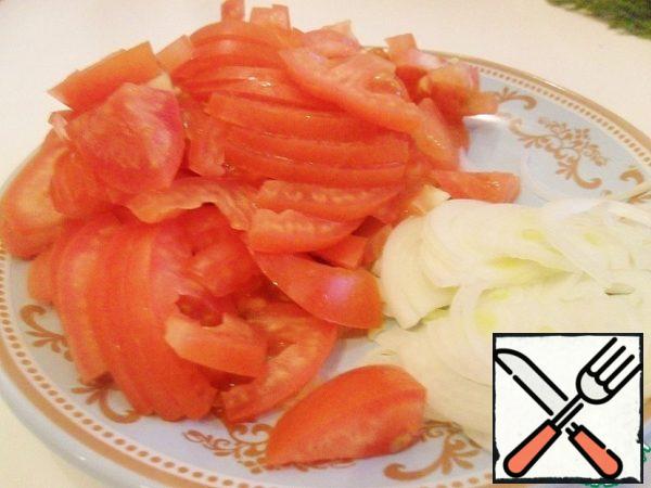 Cut onions into half rings, and tomatoes into slices-quarters.
