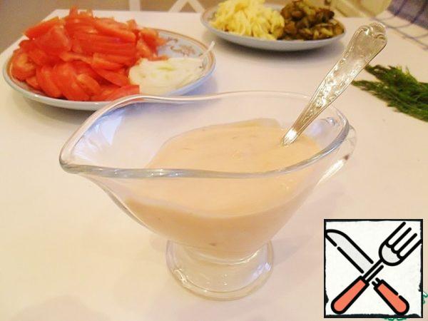 Now prepare sauce for salad-for this mayonnaise, ketchup and lemon juice carefully mix.