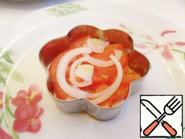 Put the tomatoes and onions in the first layer.
