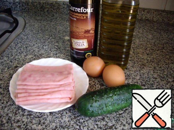 That's all we need: two eggs, cucumber, ham, olive oil, balsamic vinegar and a little salt. I bought a ham in a package, sliced.
