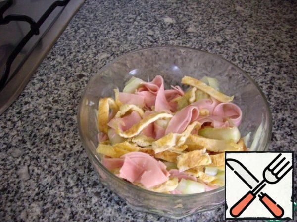 Now gently mix everything in the salad bowl. Prepare the dressing: mix 3 tablespoons of oil and 1 tablespoon of vinegar in a separate container and pour over the salad. Leave for 30 minutes, add salt if necessary.

