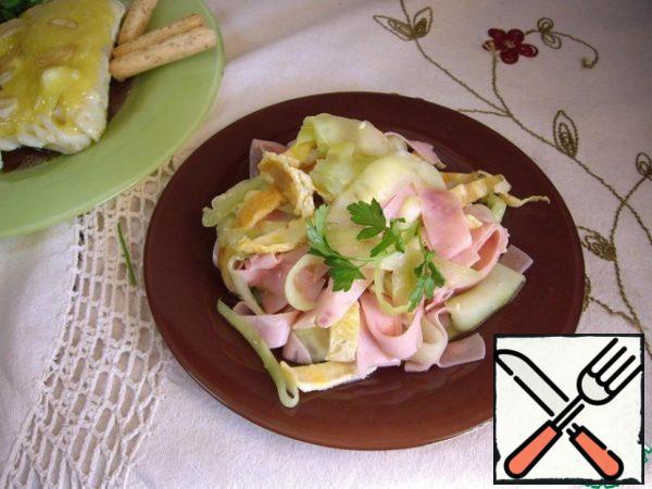 The salad turns out to be very juicy, hearty, can even serve as breakfast or a light dinner.