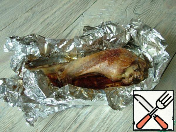 Instead of turkey, you can take chicken or make a salad without meat at all, as in the original recipe of Caesar Cardini. I had a turkey leg and I let her in. Baked in foil.
