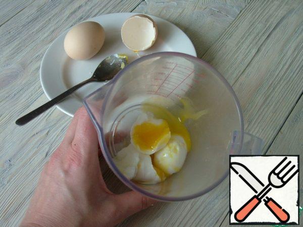 For refueling, the eggs are boiled exactly one minute after boiling. Then cool them a little in cold water, peel them and put them in a blender bowl (eggs can be scraped with a spoon).
