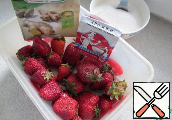 Strawberries can be used both fresh and frozen. Frozen strawberries pre-defrost. If there is no fresh ginger, can be take dried.