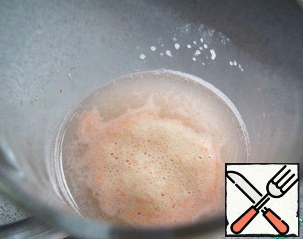 Yeast stir in a small amount of warm sweet water. Wait until the foam is formed, then the yeast is activated.