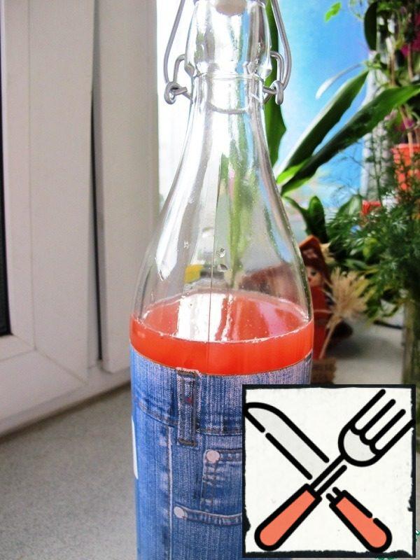 After two days, strain and pour into a bottle with a tightly closed stopper. We put it in the refrigerator.
