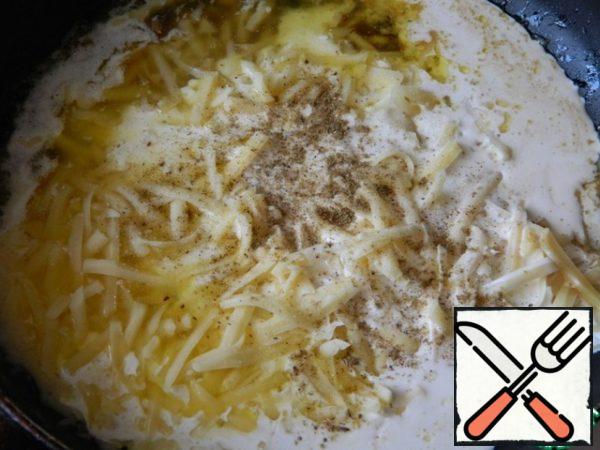 Melt the oil in a pan, pour the cheese, pour the soy sauce and cream. Add the yolk and pepper. Melt until smooth.