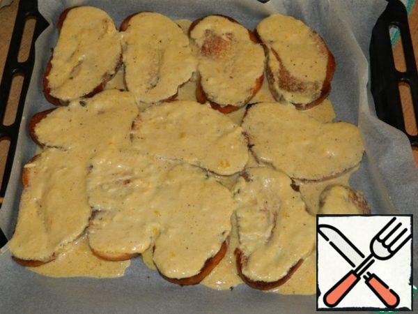 Put the croutons on a baking sheet, pour the sauce and bake in the oven at 180 C minutes 5.