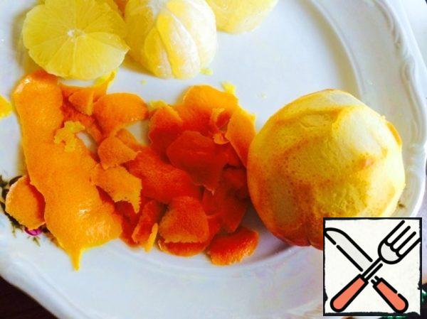 We repeat the same process with oranges and tangerines. Chop the orange zest, then squeeze out the juice.
In the photo, as you can see, the orange is still wearing a white peel - it has been removed.