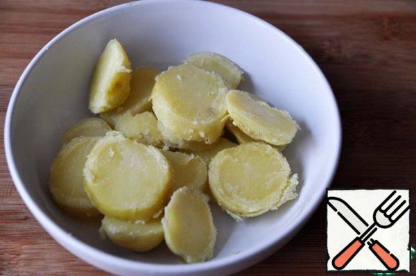 Ready potatoes immediately clean.
Cut the potatoes into circles.