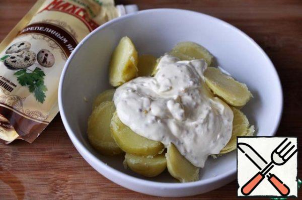 Hot potatoes pour mayonnaise dressing. Stir.