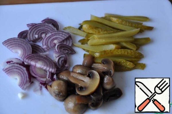 Red onions cut into half rings, pickled cucumbers straw, mushrooms into halves or quarters.