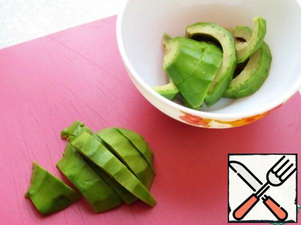 Avocado peel, remove the pit and mash with a fork.