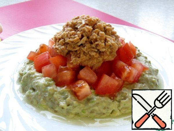 Tuna mash with a fork and spread on tomatoes.
Sprinkle the salad with chopped herbs, pine nuts and serve!