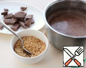 Remove the saucepan from the heat, add the brown sugar from the Mistral, add the broken chocolate to the pieces, mix well to melt the sugar and chocolate.