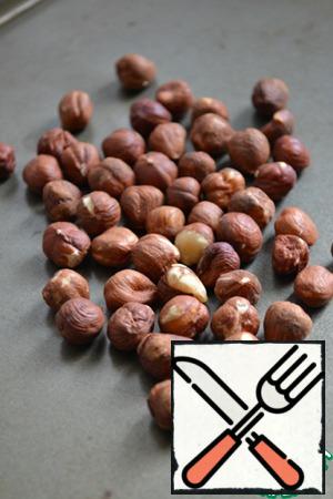 Heat oven to 190 degrees.
Put the hazelnuts on a baking sheet and fry in the oven until dark Golden-about 10-15 minutes, occasionally stirring the nuts, so as not to burn. Remove the husks. Cool.
