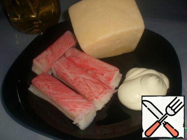 Crab sticks (I take with the addition of crab meat), cheese and mayonnaise, whisk with a blender until creamy.
