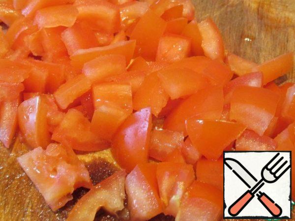 Remove the seeds from the tomato and cut into the same cube.

