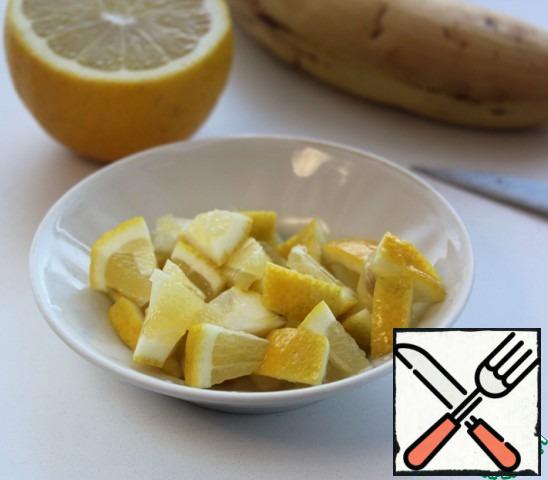 Lemon wash brush and cut into arbitrarily (with the peel), remove seeds.